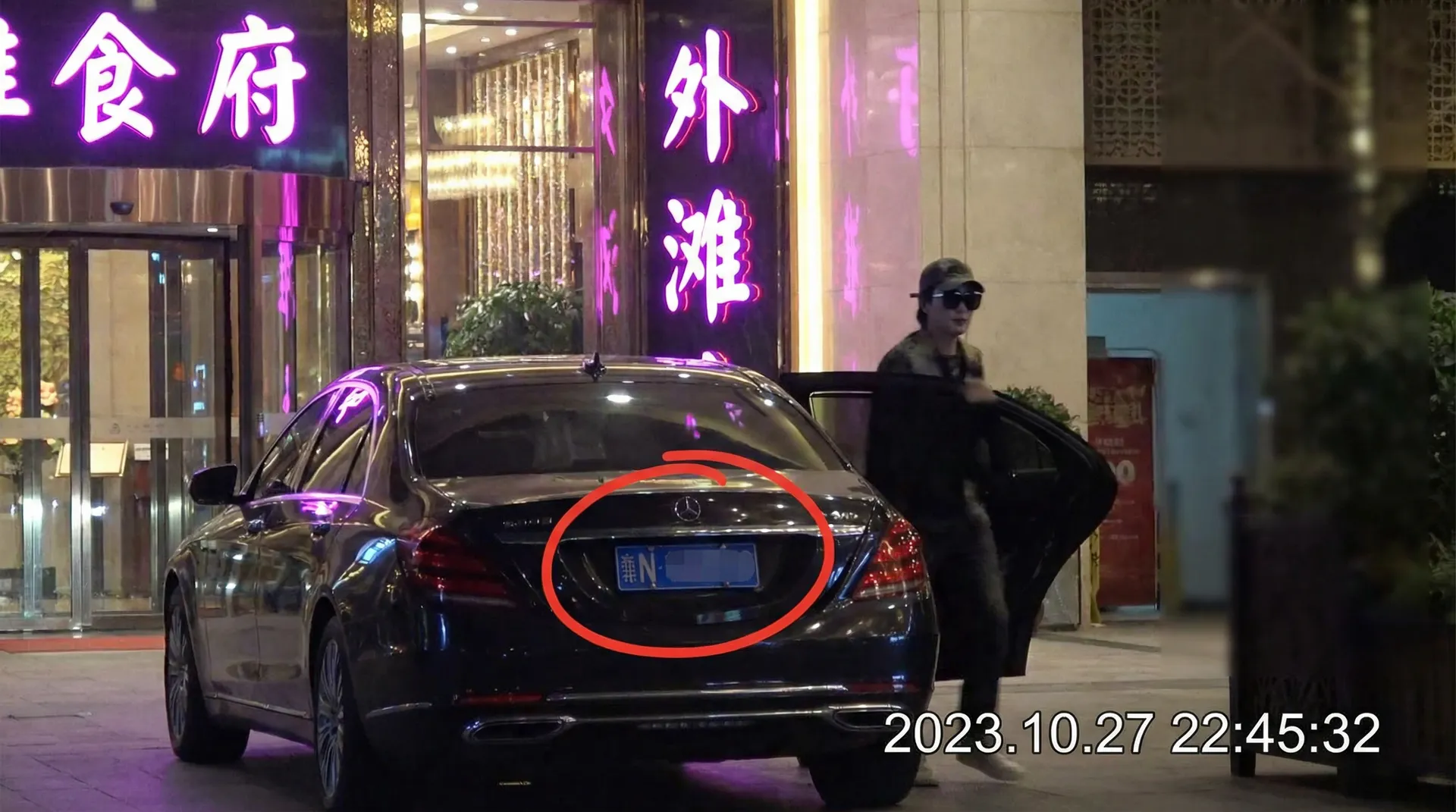 吃瓜社-吃瓜社最新地址~深度揭秘吃瓜社热点 - 豪车餐厅外偷拍